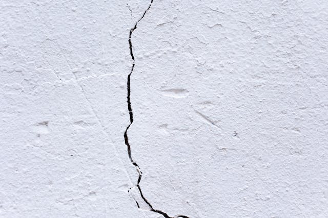 Cracks going along a white wall